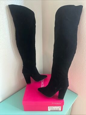 Black Over-the-Knee Women's Boots - Classic Suede Look